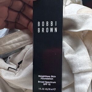 NIB Bobbi Brown Weightless Skin Foundation SPF 15 -Shade Golden
